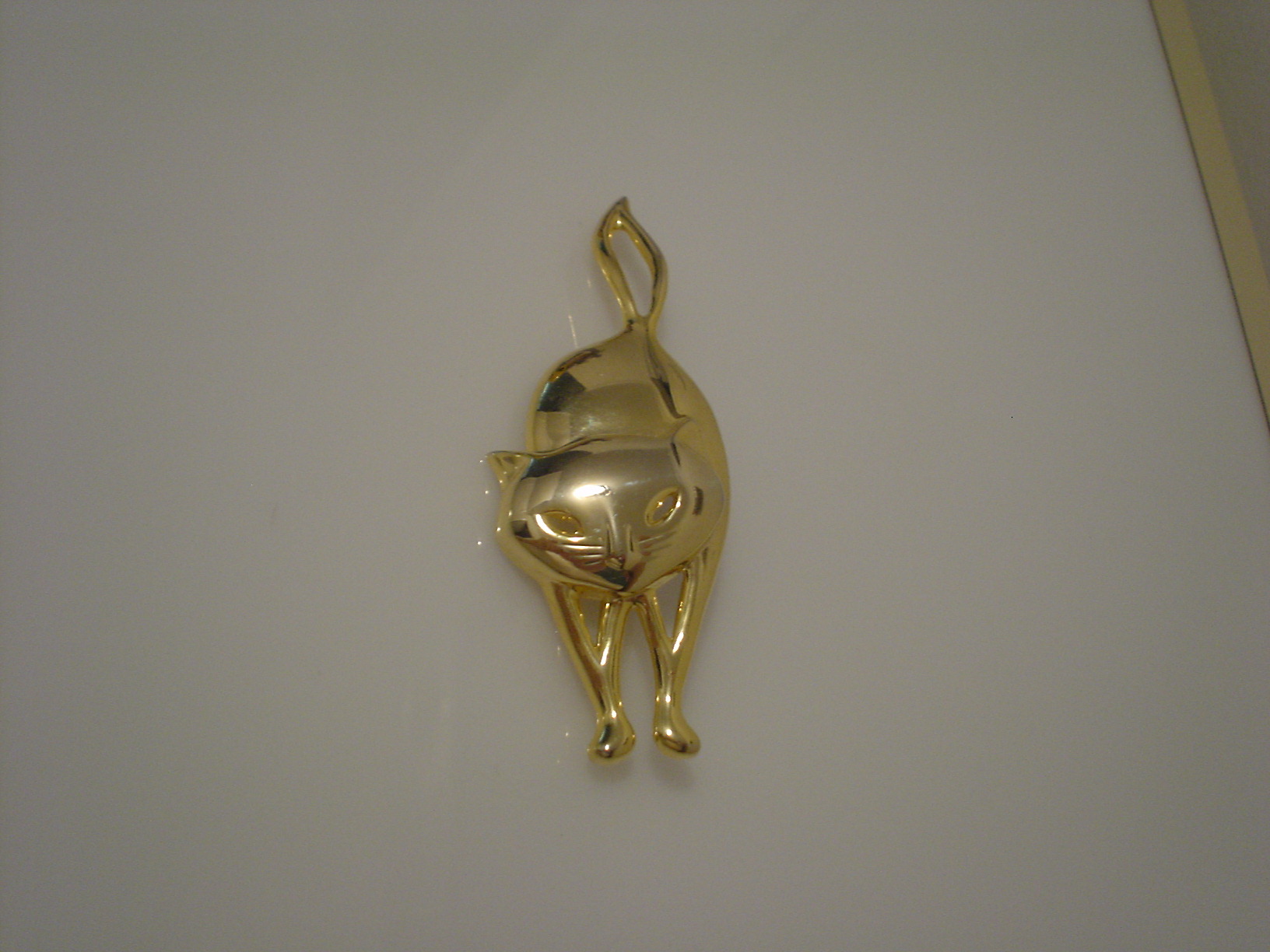 Cat pin with raised tail